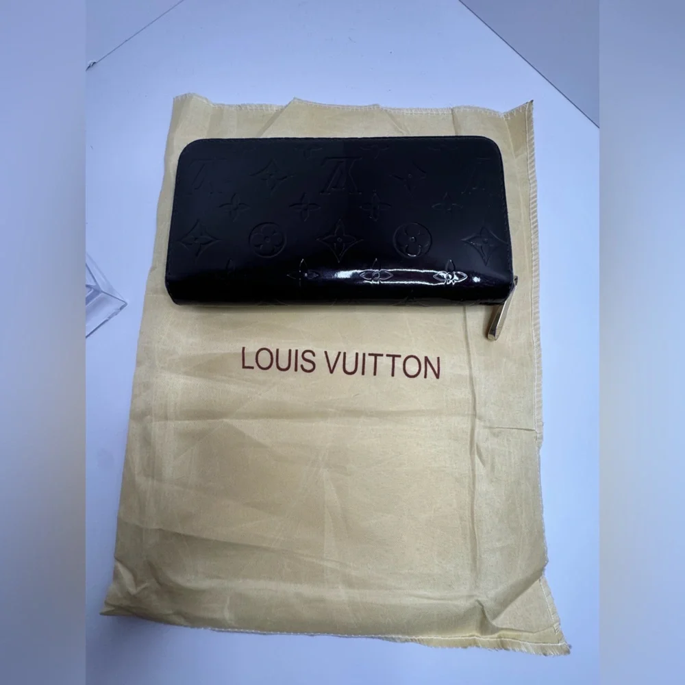 Louis Vuitton Vernis Amarante Zippy Wallet